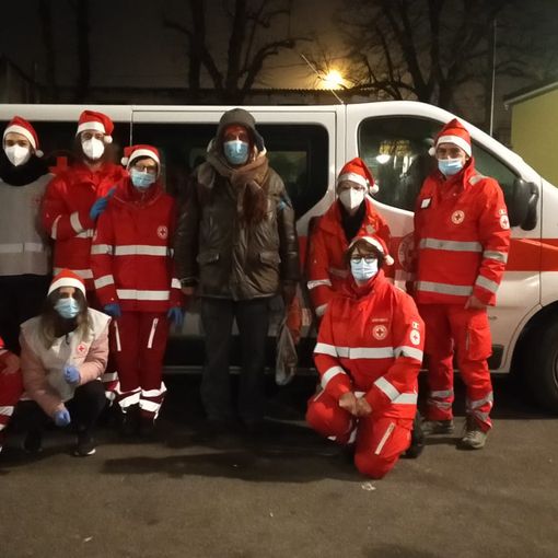 La Vigilia tra i clochard alla stazione di Busto: cibo, doni e sorrisi