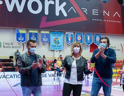 Giuseppe Pirola con Paolo Ferrario, presidente di e-work spa, e l'assessore allo sport allo sport di Busto Arsizio Laura Rogora durante l'inaugurazione della e-work arena