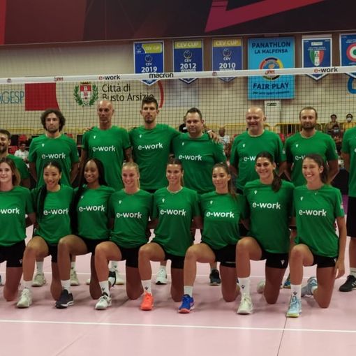 Staff tecnico e giocatrici della Uyba 22-23 nel giorno del raduno. Sotto: l'abbraccio e la presenza numerosa di tifosi