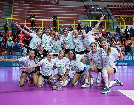 La Uyba festeggia con i tifosi il Trofeo Mimmo Fusco