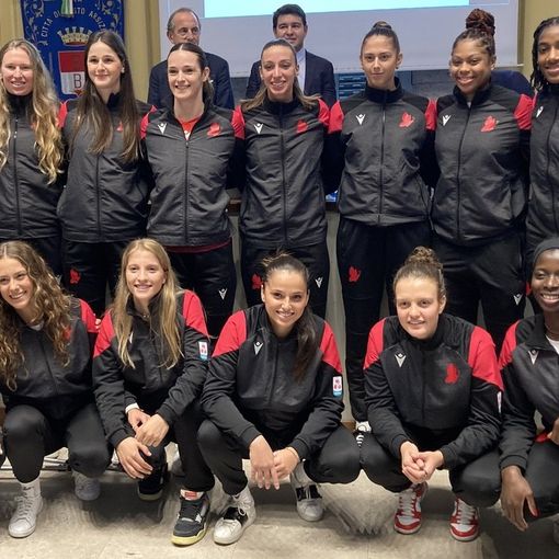 VIDEO E FOTO - La nuova Uyba si presenta in Comune a Busto. Pirola: «Insieme si vince»