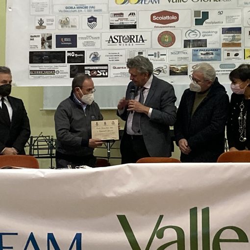 La premiazione di Agazzi con i sindaci a Gorla Minore