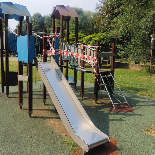 Giovani vandali danneggiano i giochi del Parco Carducci a Olgiate