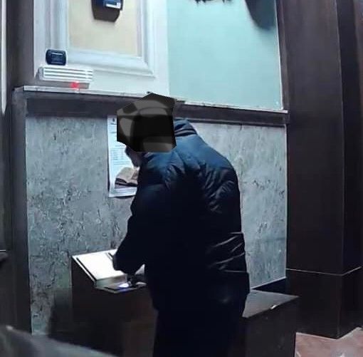Tentano di rubare le offerte in chiesa. Ma i fedeli danno l'allarme