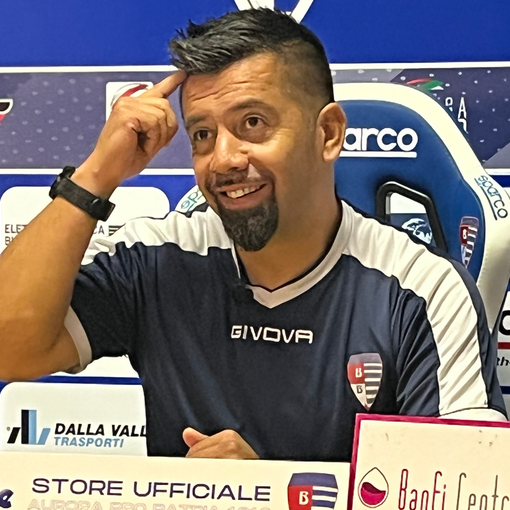 VIDEO. Buon compleanno, mister Vargas: il primo con la maglia della Pro Patria. E che dono dai tigrotti