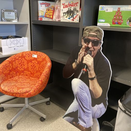 La sagoma di Vasco Rossi al Centro del riuso