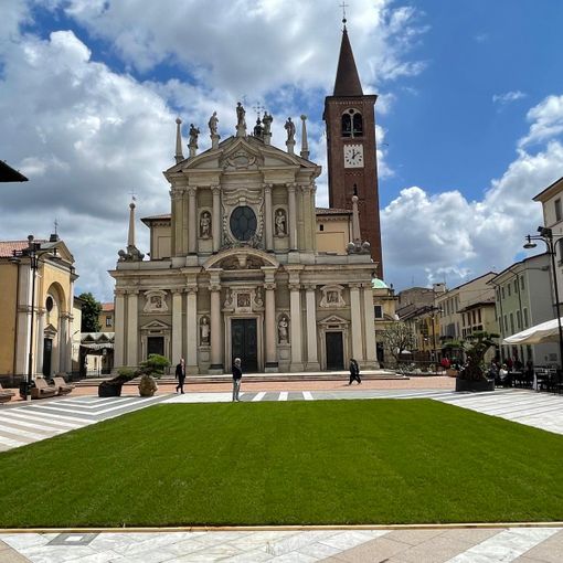 FOTO. Cresce il prato in piazza San Giovanni. Il cuore di Busto è “green”