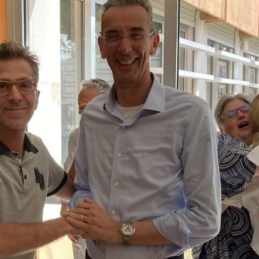 Luca Vergani stringe la mano al vincitore, Marco Scazzosi