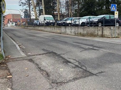 In via Tovo si vede la segnaletica verticale ma non quella orizzontale
