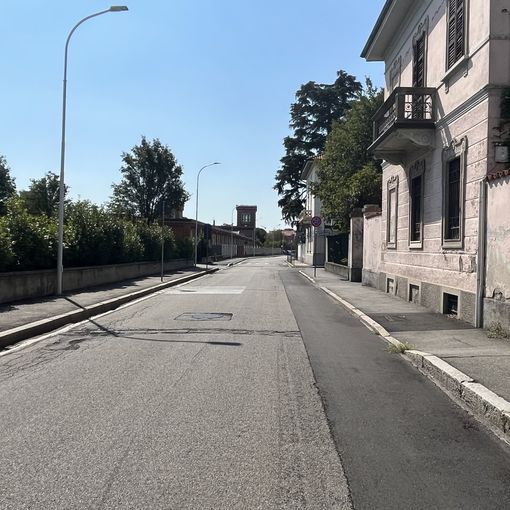 Rattoppi in via Galvani a Busto, sullo sfondo il Museo del Tessile