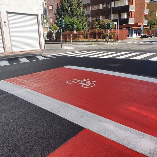 FOTO. Busto, in via Mazzini ecco casa avanzata e corsia ciclabile