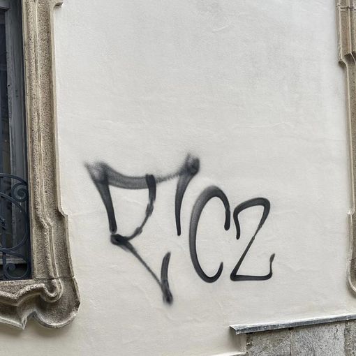 Ancora incivili in azione con la vernice: non c'è pace per via Solferino