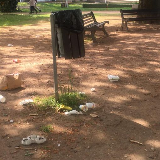 In via Foscolo si ripulisce il parco, con i rifiuti sparsi a terra