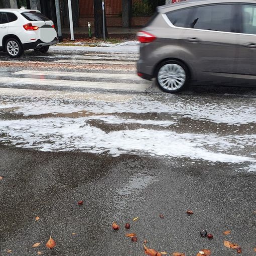 FOTO E VIDEO Busto, un “fiume” d’acqua e schiuma su viale Alfieri