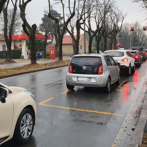 Viale Boccaccio, nuove proteste per code e sicurezza. L’assessore: «A breve controlli con le telecamere»