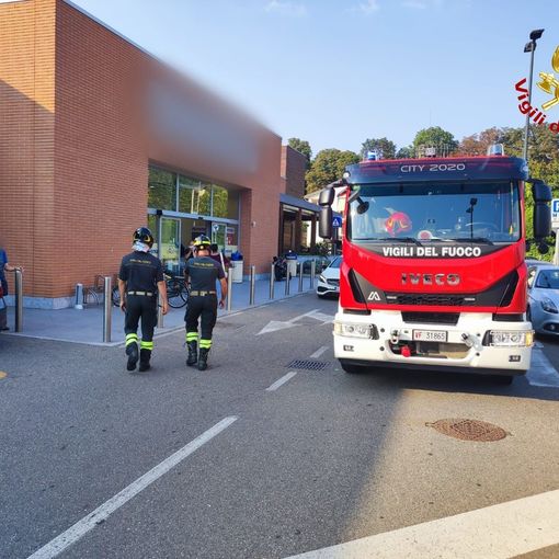 Controsoffitto crolla e travolge una dipendente: incidente sul lavoro al Tigros di Castellanza