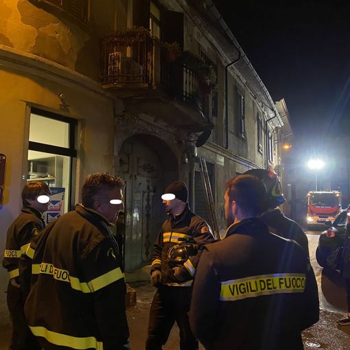 VIDEO. Camion dei rifiuti urta balcone, vigili del fuoco in centro a Busto