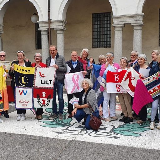 Il filo della solidarietà unisce le generazioni: duemila coperte pronte a colorare piazza San Giovanni