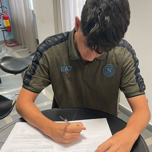 La firma sul contratto di Gabriele Zago