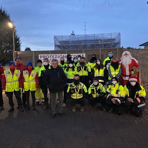 La foto dei volontari con l'amministrazione prima delle feste natalizie