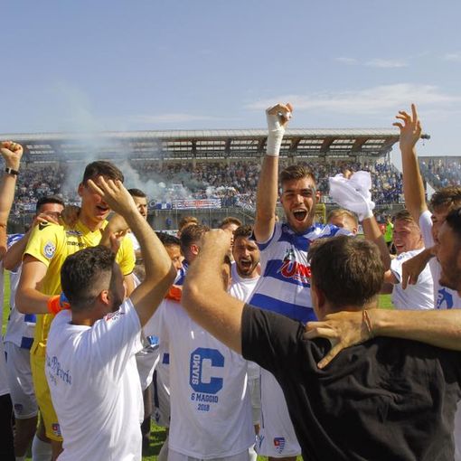 Zaro e il giorno più bello da tigrotto: la promozione in serie C con i compagni e Javorcic (foto di Daniele Belosio)