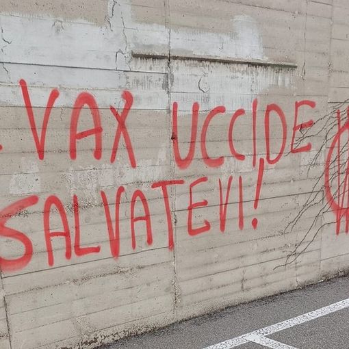 FOTO. Oltraggio al cimitero di Busto, scritte contro i vaccini