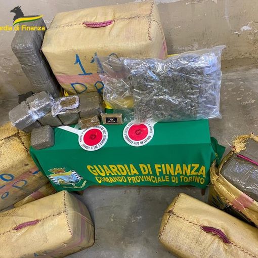 Traffico di droga, la Finanza di Torino arresta 13 persone e ne sequestra 800 chili. La banda aveva ramificazioni anche nel Varesotto