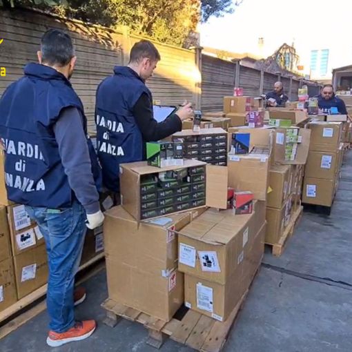 La Finanza di Gallarate sequestra 12 tonnellate di sigarette elettroniche cinesi altamente nocive per la salute