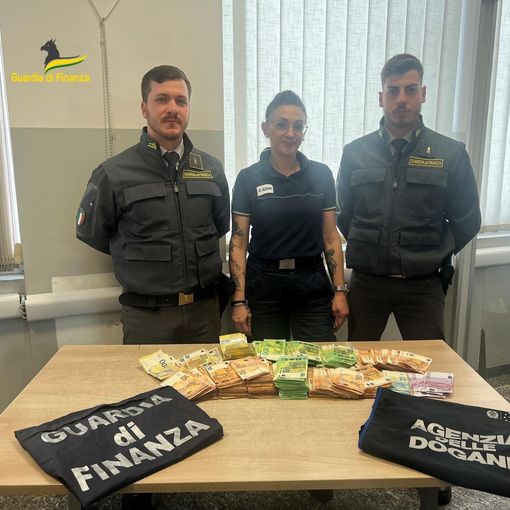 In dogana con oltre 200mila euro in contanti non dichiarati: scoperto dalla Finanza a Brogeda