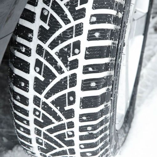 Meno di un mese per mettere le gomme invernali, ma fa ancora troppo caldo: e se ci fosse una deroga?
