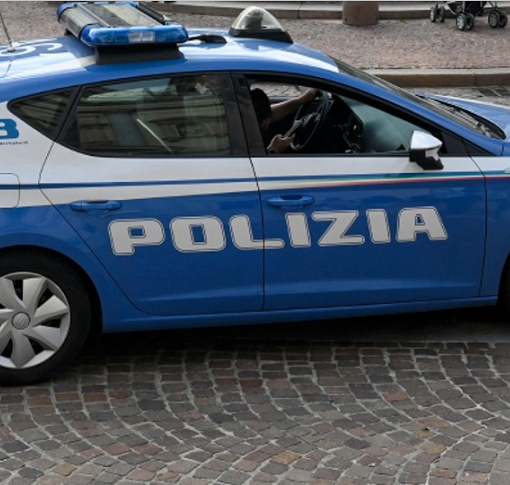 Completamente nuda tenta approccio sessuale con due ragazze minorenni: arrestata