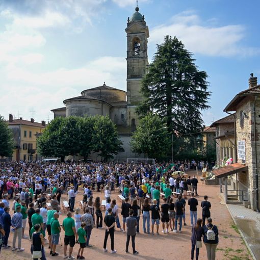 Tutta la Valceresio all'oratorio di Brenno Useria per l'addio a Christian (foto e video Alessandro Galbiati)