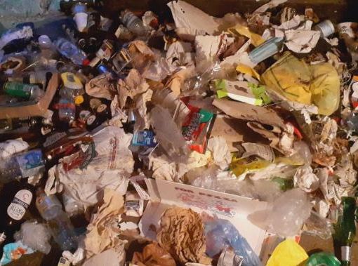 I rifiuti abbandonati nella zona industriale di Brunello