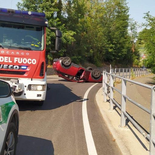 Guarda il navigatore e… si ribalta con l’auto