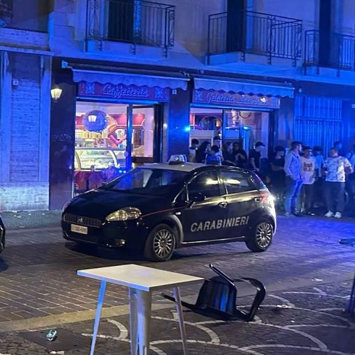 Importunano una donna, scatta la rissa: contusi e feriti nella notte a Saronno