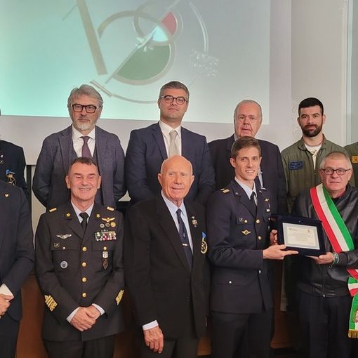 L’autore del logo del centenario dell’Aeronautica militare premiato a Villa Recalcati