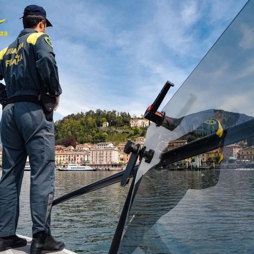Resta in panne con la barca sul lago di Como, salvato dalla motovedetta della Guardia di Finanza