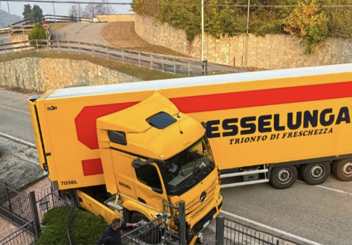Laveno, Tir tenta l'inversione e resta bloccato in via Varese