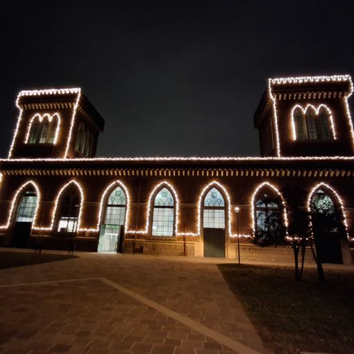 Le luci del Natale disegnano la facciata del Museo del Tessile