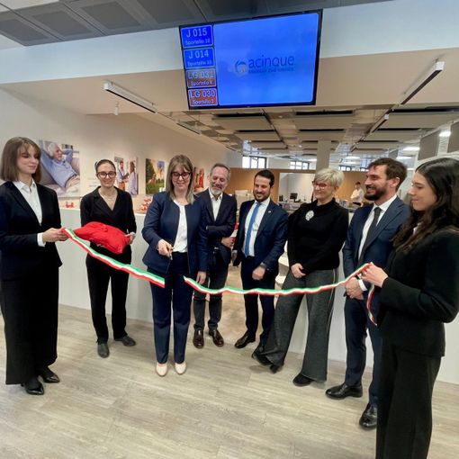 Taglio del nastro per i rinnovati spazi di Acinque in via Avegno, a Varese