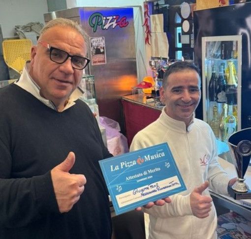 Ciro Marino e Giuseppe Frau (in arte Peppe Lab) con il riconoscimento ottenuto lo scorso anno a Sanremo