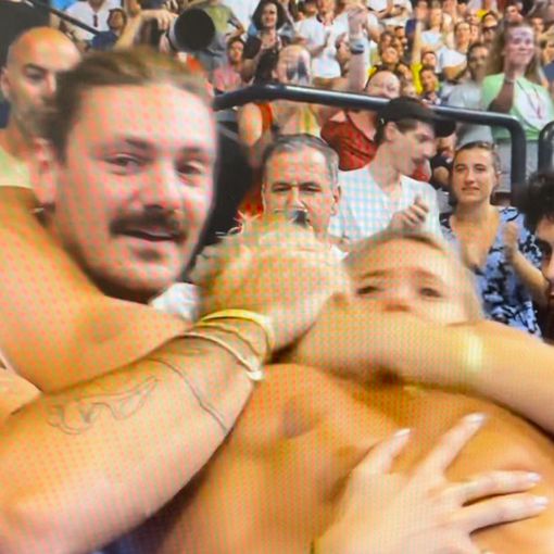 Jacopo Martinenghi abbraccia il fratello Nicolò, fresco di medaglia d'oro