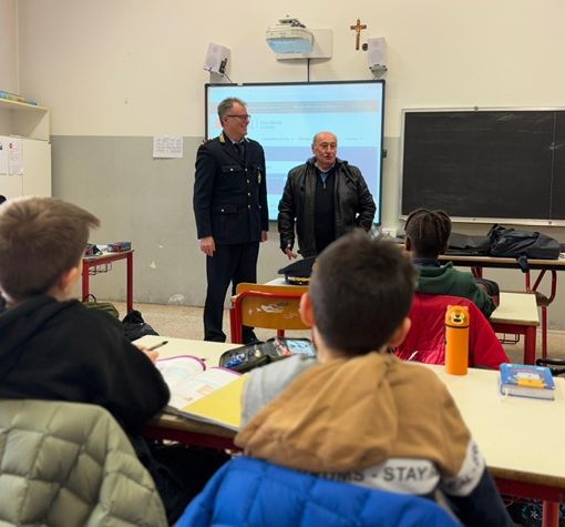 Il commissario capo Adamati e l'assessore Dall'Igna in classe