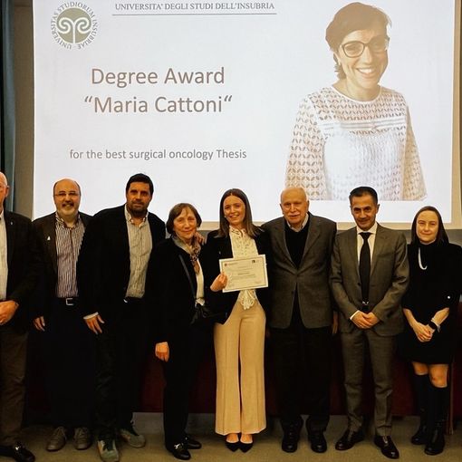 Foto di gruppo: Andrea Imperatori, Lorenzo Dominioni, Stefano La Rosa, Matteo Tozzi, la vincitrice Miriam Leoni tra i genitori di Maria Cattoni, Nicola Rotolo, la cugina di Maria Cattoni Maria Grazia e Giulio Carcano