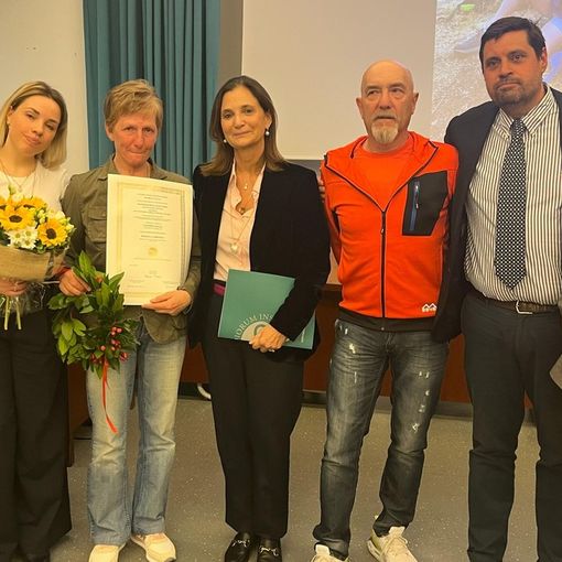 Foto di gruppo, da sinistra: Greta Colombo, Veronica Vitali, la signora Flora Ceruti, la rettrice Maria Pierro, lo zio di Giulia, Matteo Tozzi, Luigina Guasti