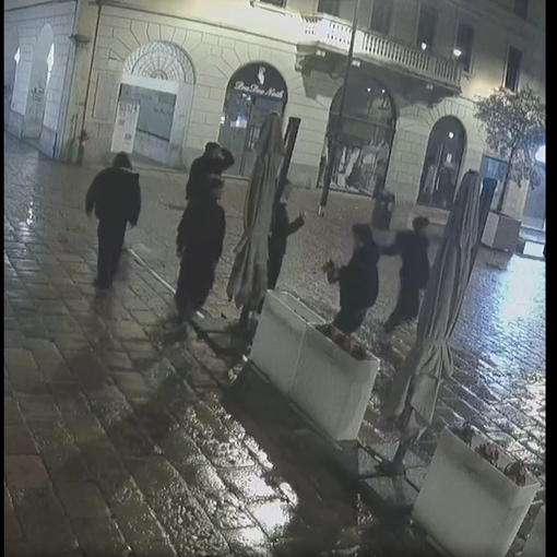 Piazza Santa Maria: lanciano i fiori della gelateria sotto le telecamere di sorveglianza