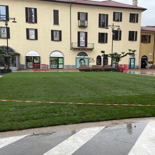 Busto, sotto la pioggia spunta il prato in piazza San Giovanni