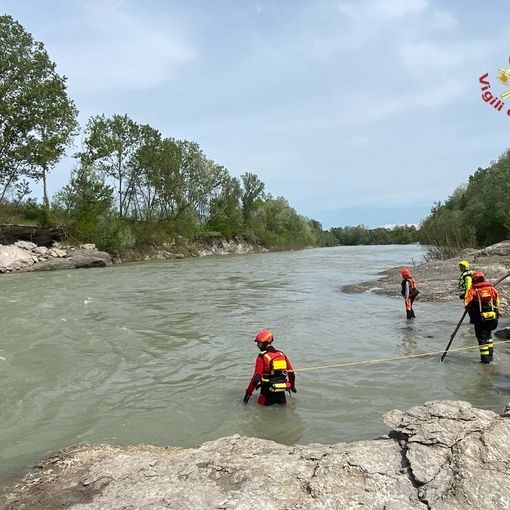 I soccorsi in azione nelle acque del fiume Tanaro