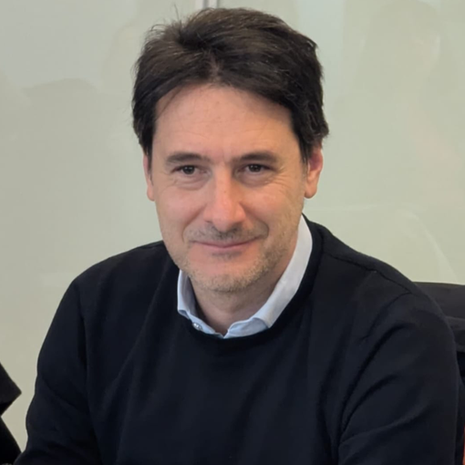 Guida con telefonino, Licata (Forza Italia): «No alla sospensione della patente se l’auto è ferma al semaforo»