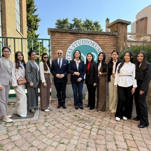 Le studentesse con la rettrice Maria Pierro e il prefetto Salvatore Pasquariello